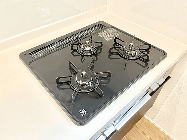 【Siセンサーコンロ】ガスコンロはSiセンサー搭載。火力調節や焦げ付き・消し忘れも防いでくれます。