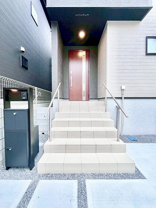 【玄関】玄関前は雨が降っても濡れにくい屋根付き