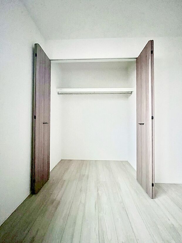 【収納】洋室のクローゼット。奥行きがあるので厚手の衣類もすっきり収まります。