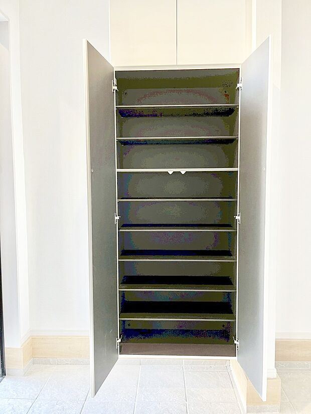 【シューズボックス】たっぷり収納できるシューズボックスで家族全員の靴も、玄関すっきり。