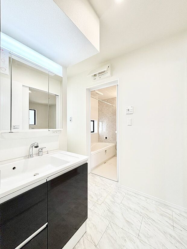 【脱衣場】清潔感ある洗面化粧室で朝の身支度も快適