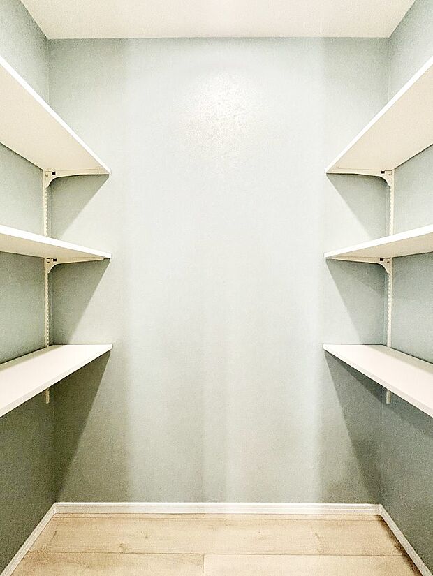 【収納】食品のストックや調理器具の保管に便利な可動棚付きパントリー