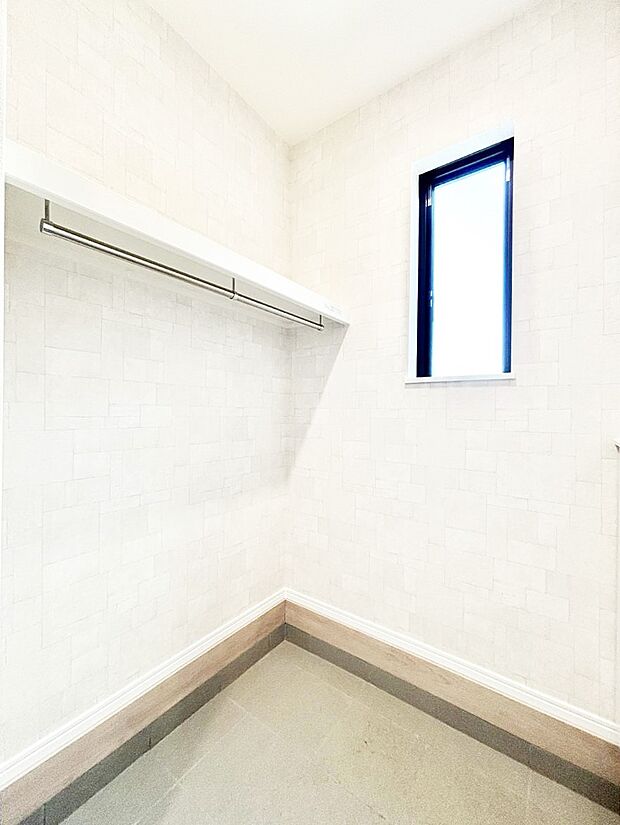 【収納】大きなものも片付く土間収納付きで、いつでも玄関はスッキリ