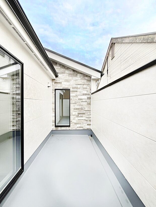 【バルコニー】暖かな陽光が降り注ぐバルコニーはお洗濯におすすめ。爽やかな風も心地よいです。