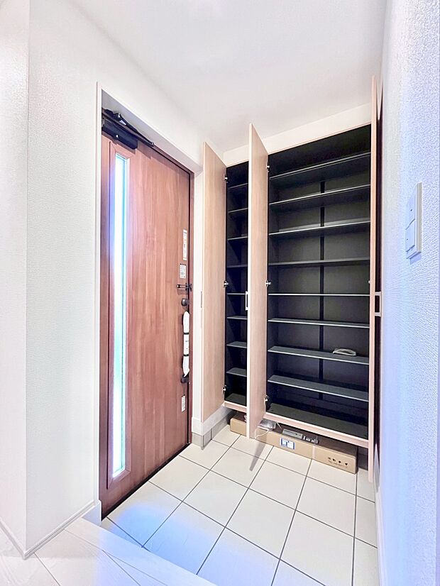 【玄関】ミラー付きシューズボックスはお出かけ前の身だしなみチェックに便利