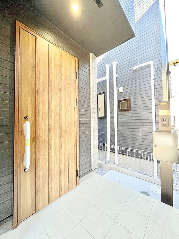 【玄関】大切な家族、来客を出迎える玄関。