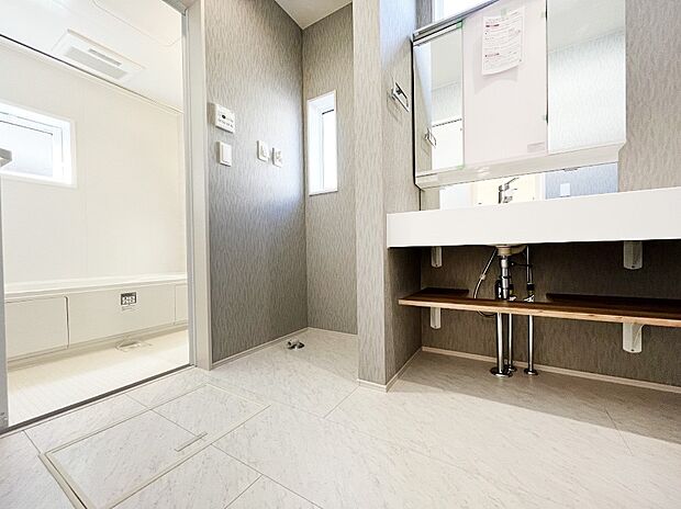 【脱衣場】清潔感ある洗面化粧室で朝の身支度も快適