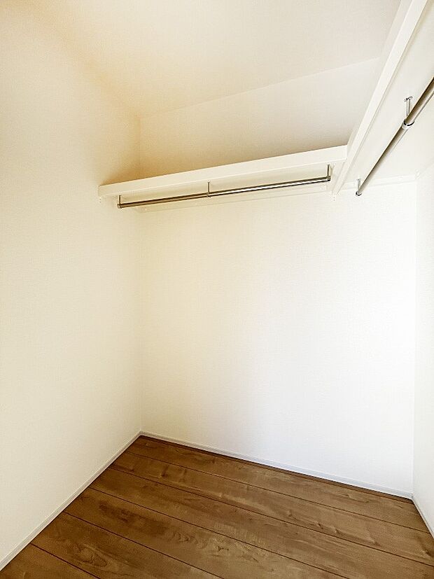 【ウォークインクローゼット】ウォークインクローゼット付きで生活空間を広く利用できます。