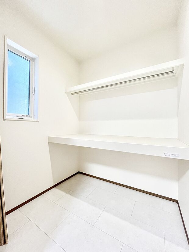 【収納】洗面室から出入りできるファミリークローゼット