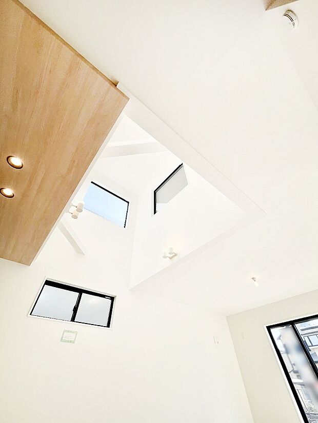 【吹き抜け】明るい日差しが差し込む吹き抜け設計