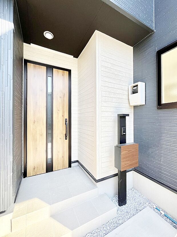 【玄関】玄関前は雨が降っても濡れにくい屋根付き