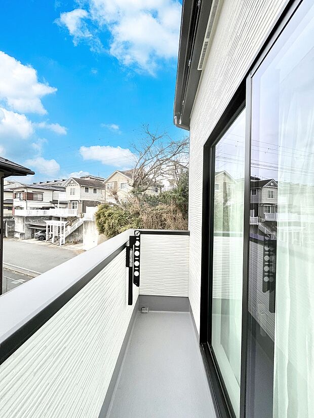 【バルコニー】南向きのバルコニー!ご家族の洗濯物はもちろん、お布団もたっぷり干せます!