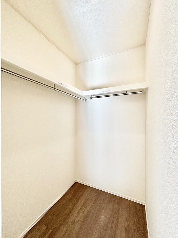 【ウォークインクローゼット】衣類をハンガーに掛けたまま収納できるWIC。衣類の整理整頓がしやすくて便利です！