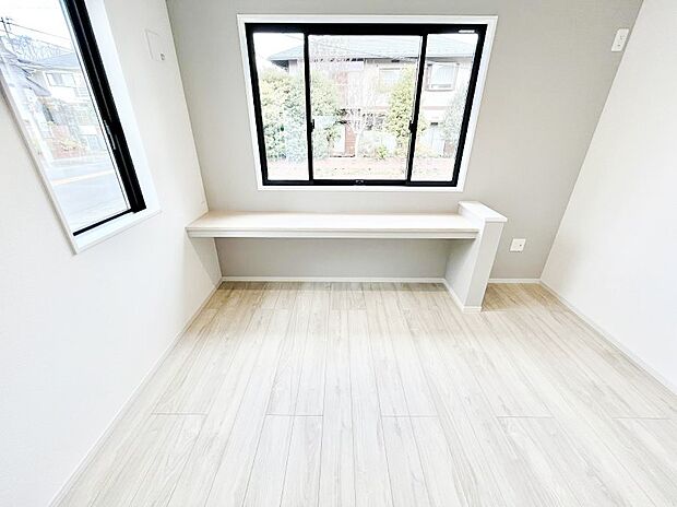 【その他内観】LDKのスタディカウンターはお子様の宿題やテレワークに便利ですね。