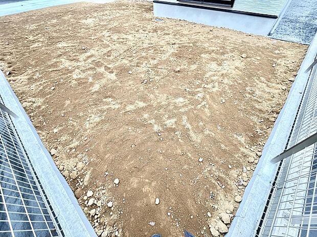 【庭】ガーデニングや家庭菜園も楽しめるお庭付き。