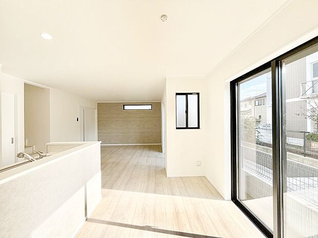 【リビングダイニング】明るい陽光が注ぎ、寛ぎの雰囲気に満たされるリビング・ダイニング。