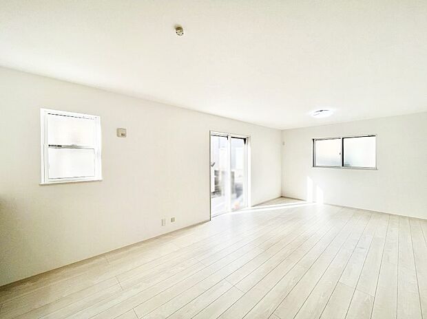 【リビングダイニング】明るい陽光が注ぎ、寛ぎの雰囲気に満たされるリビング・ダイニング。