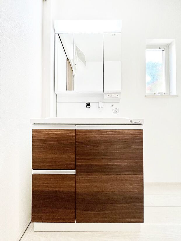 【洗面台・洗面所】スタイリングに便利な三面鏡、ミラーキャビネットで細かい物スッキリ