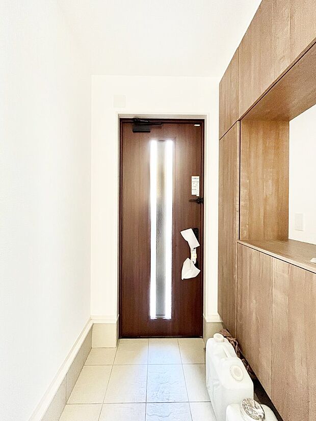 【玄関】明るい陽光が入り込む玄関。ご家族の靴もスッキリ収納できる玄関収納付き！