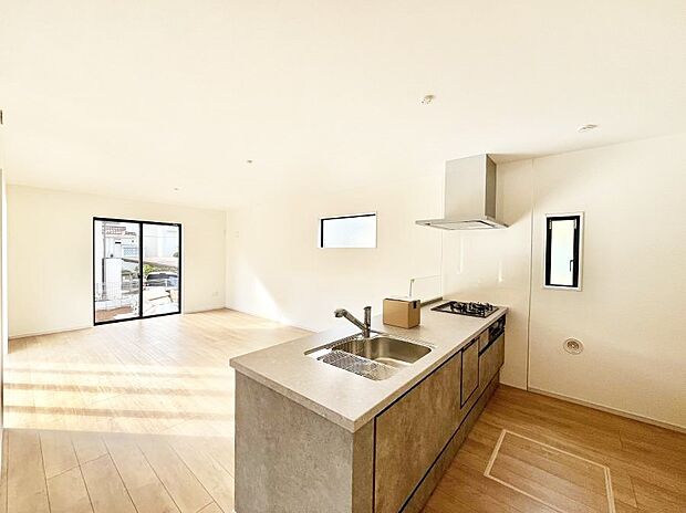 【ダイニングキッチン】リビングで遊ぶお子様を見守りながらお料理ができる対面キッチン。