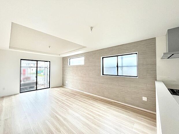 【ダイニング】明るい陽光が注ぎ、寛ぎの雰囲気に満たされるダイニング。