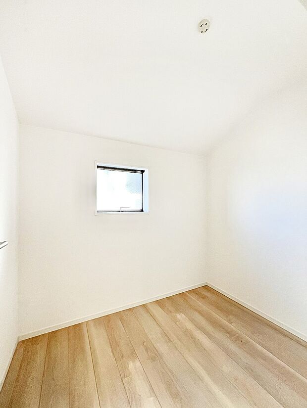 【その他内観】2階のフリースペースは、テレワークや趣味のスペースなど多用途に使えて便利です。