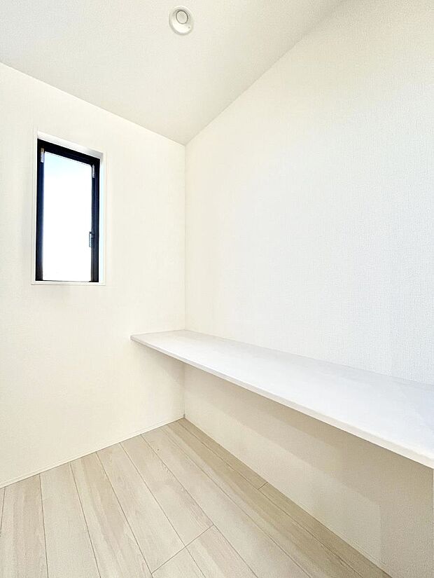 【その他内観】ちょっとした作業をするのに便利なカウンター