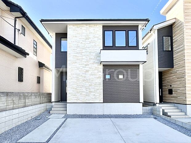 【現地外観写真】たっぷりの陽光と開放感に包まれる明るい住まい