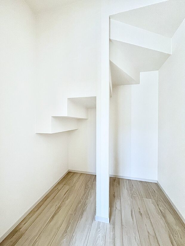 【ウォークインクローゼット】リビングのウォークインクローゼットはファミリークローゼットとして利用できそう。