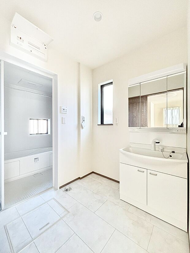 【脱衣場】身支度もスムーズにおこなえる脱衣場。