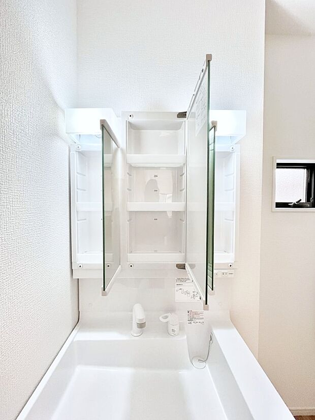 【三面鏡裏収納】三面鏡の裏に、化粧品や衛生用品などを収納可能。洗面台をすっきりと保ちます!