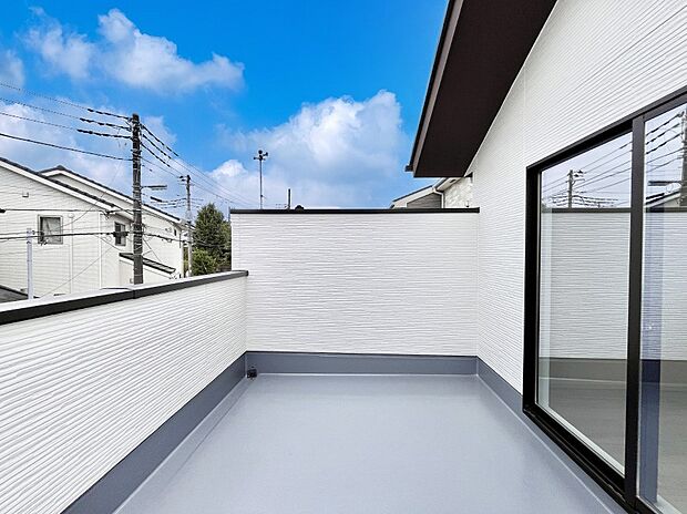 【バルコニー】ゆったりバルコニーだから沢山お洗濯ものを干せます。