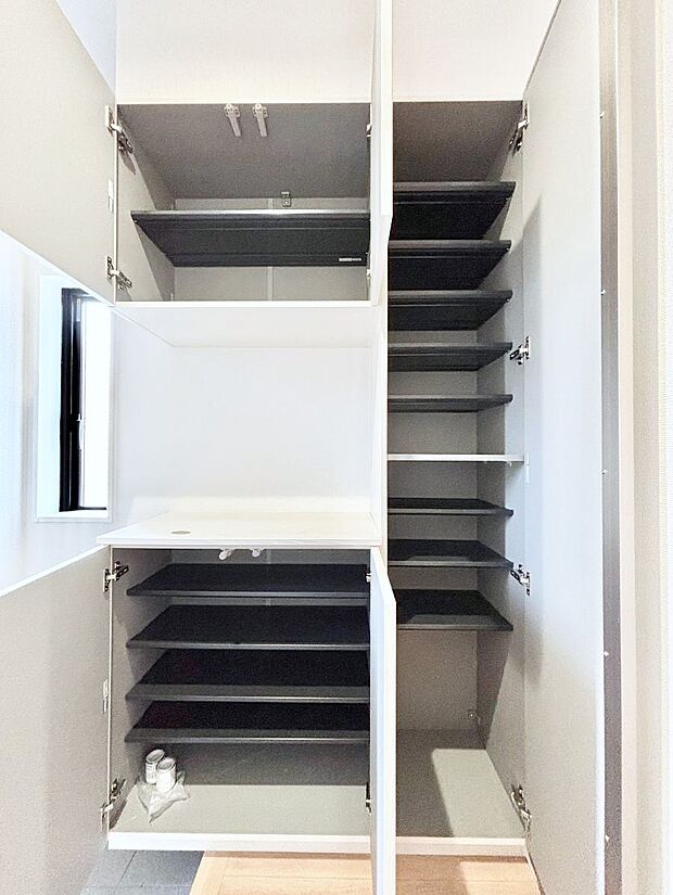 【玄関】天井まである玄関収納で、家族全員の靴もすっきり収納!