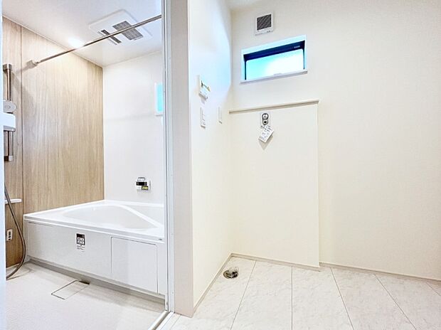 【脱衣場】ゆとりの洗面スペースで朝の身支度もラクラク