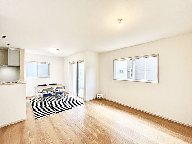 【ダイニング】家族の笑顔が自然と生まれてくる、そんな雰囲気のダイニングに仕上がっています。