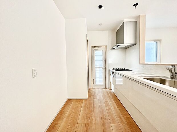 【キッチン】爽やかな風が通り抜けるキッチン。勝手口があるので明るく換気にも役立ちます。