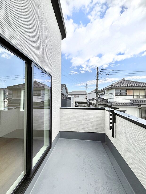 【バルコニー】南向きのバルコニー!ご家族の洗濯物はもちろん、お布団もたっぷり干せます!
