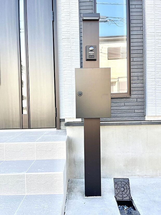 【その他現地】シンプルデザインのポスト。