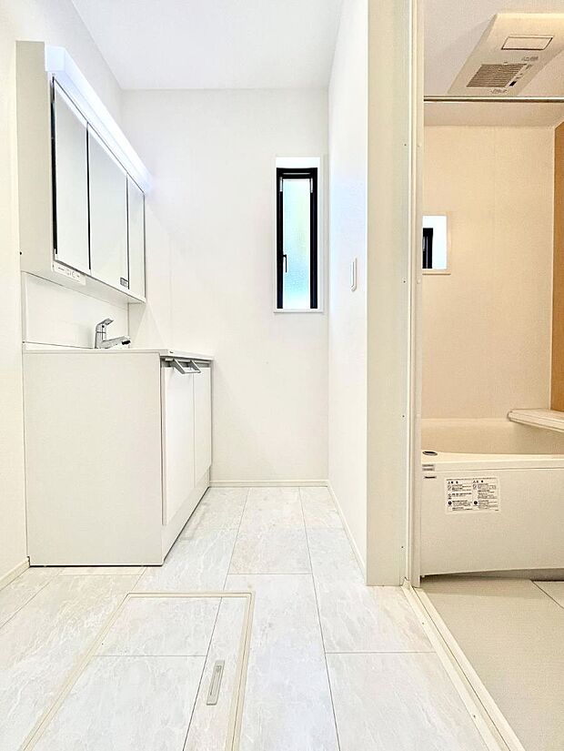 【脱衣場】清潔感のある快適空間です。毎日の身支度も気持ち良くお使い頂けます。