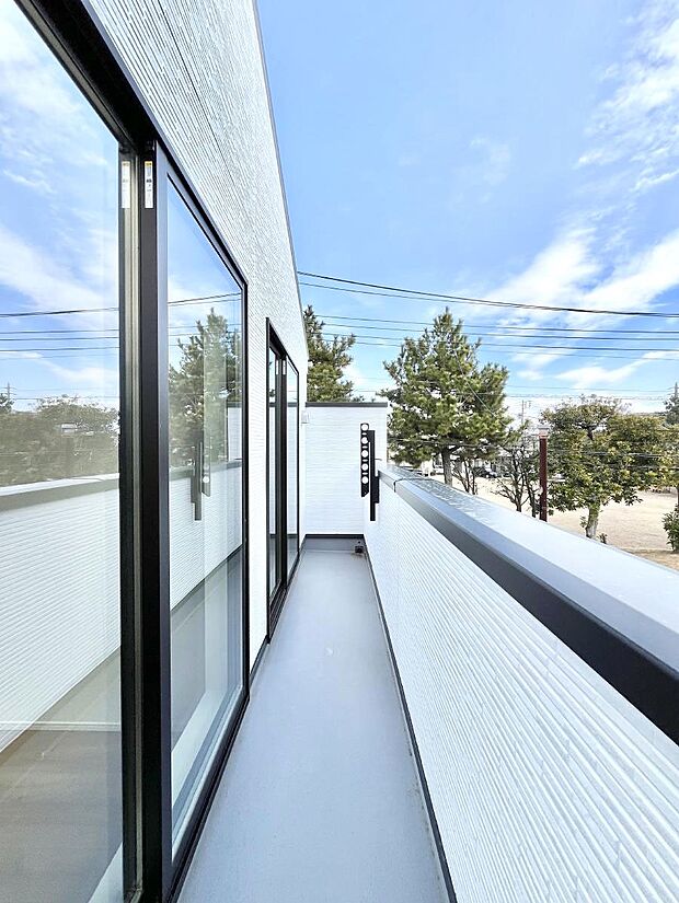 【バルコニー】暖かな陽光が降り注ぐバルコニーはお洗濯におすすめ。爽やかな風も心地よいです。