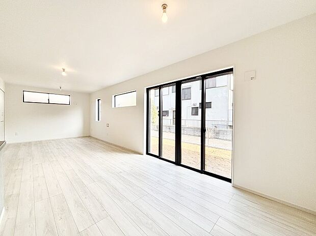 【リビングダイニング】大きな窓からたっぷりの陽光と風を感じられるリビング