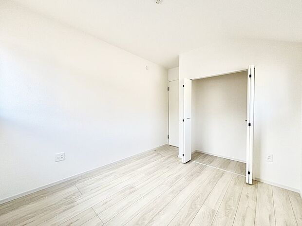 【寝室】収納が充実しているので居住スペースを広々使えます