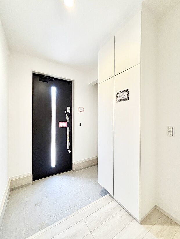 【玄関】ガラススリットの入った玄関ドアが室内に光を届けてくれます