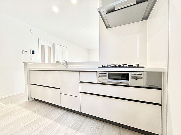 【ダイニングキッチン】ゆとりあるキッチンではご家族と楽しくお料理ができます。