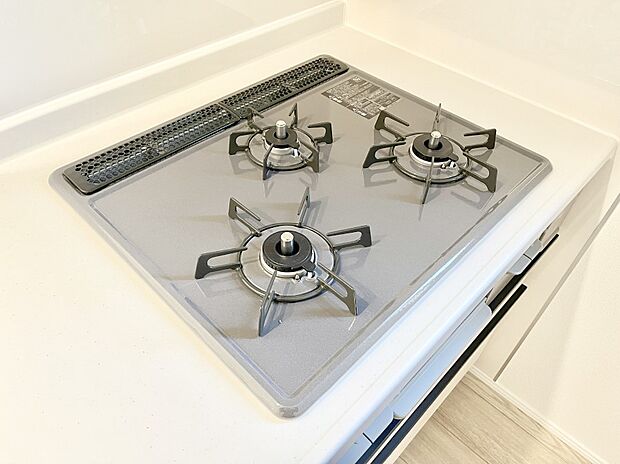 【Siセンサーコンロ】ガスコンロはSiセンサー搭載。火力調節や焦げ付き・消し忘れも防いでくれます。