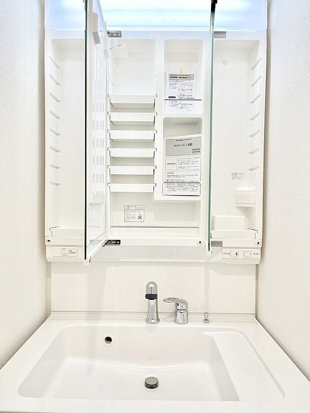 【三面鏡裏収納】三面鏡の裏に、化粧品や衛生用品などを収納可能。洗面台をすっきりと保ちます!