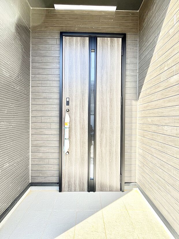 【玄関】住まいの顔を演出する、玄関ドア。