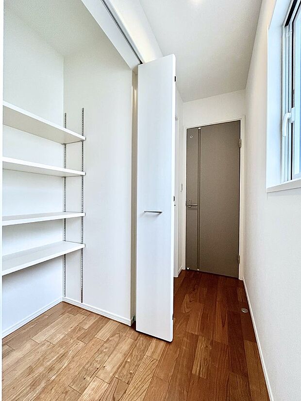 【収納】2階廊下収納。日用品のストックや掃除機などの掃除用具の収納場所に