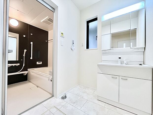 【脱衣場】清潔感のある快適空間です。毎日の身支度も気持ち良くお使い頂けます。