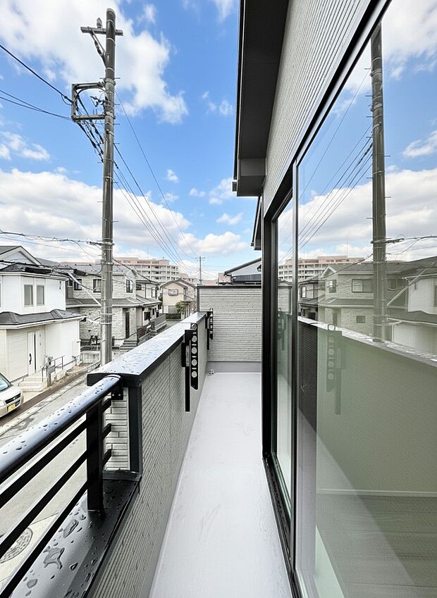 【バルコニー】暖かな陽光が降り注ぐバルコニーはお洗濯におすすめ。爽やかな風も心地よいです。